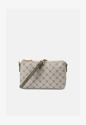 Svijetlosivi clutch s teksturiranim uzorkom, maslinasto zeleni remen, zlatni detalji i zatvaranje na patentni zatvarač. Kompaktan pravokutni oblik.