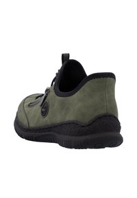 Scarpa slip-on in suede verde con suola in gomma nera. Presenta cuciture a contrasto, tabritto e un accentuazione rotonda del logo sul lato.