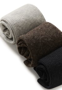 Trois écharpes en maille côtelée roulées en gris clair, brun foncé et noir sur un fond blanc.