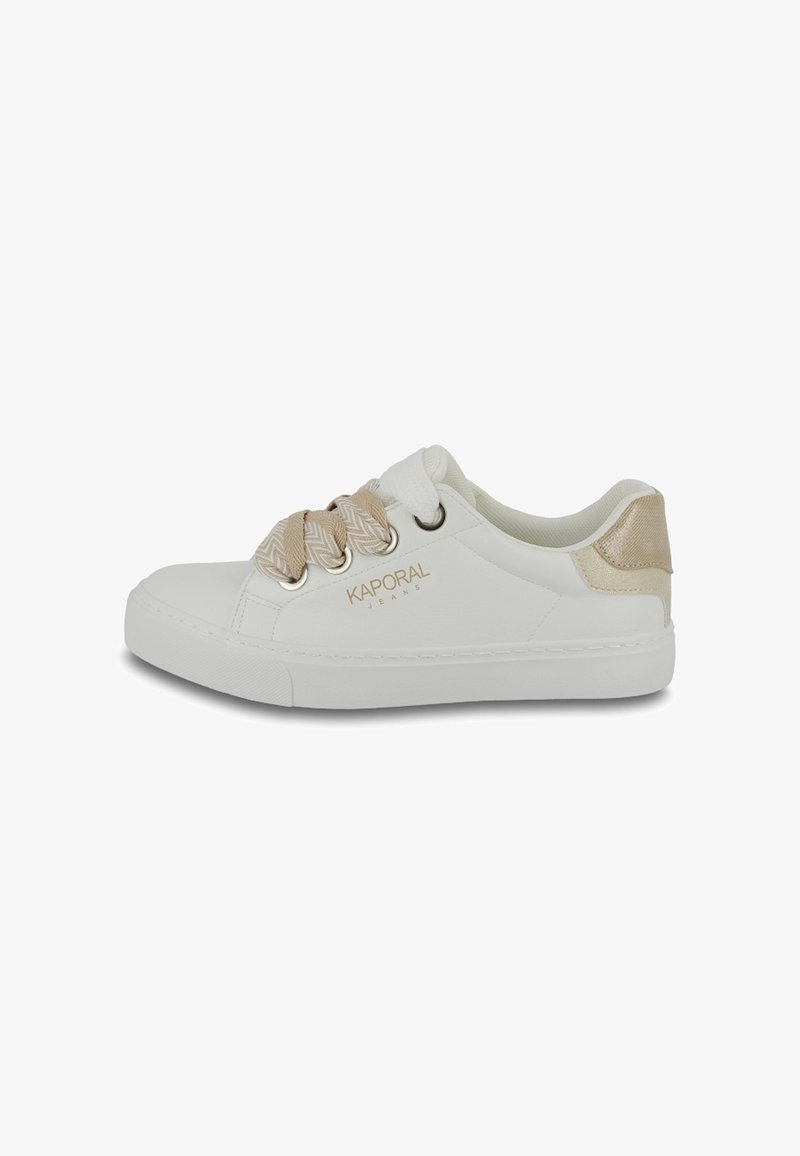 Sneaker bianco con accenti beige e lacci a motivo, realizzato in materiale sintetico. Presenta una collo imbottito e un logo sottile. Suola in gomma piatta.