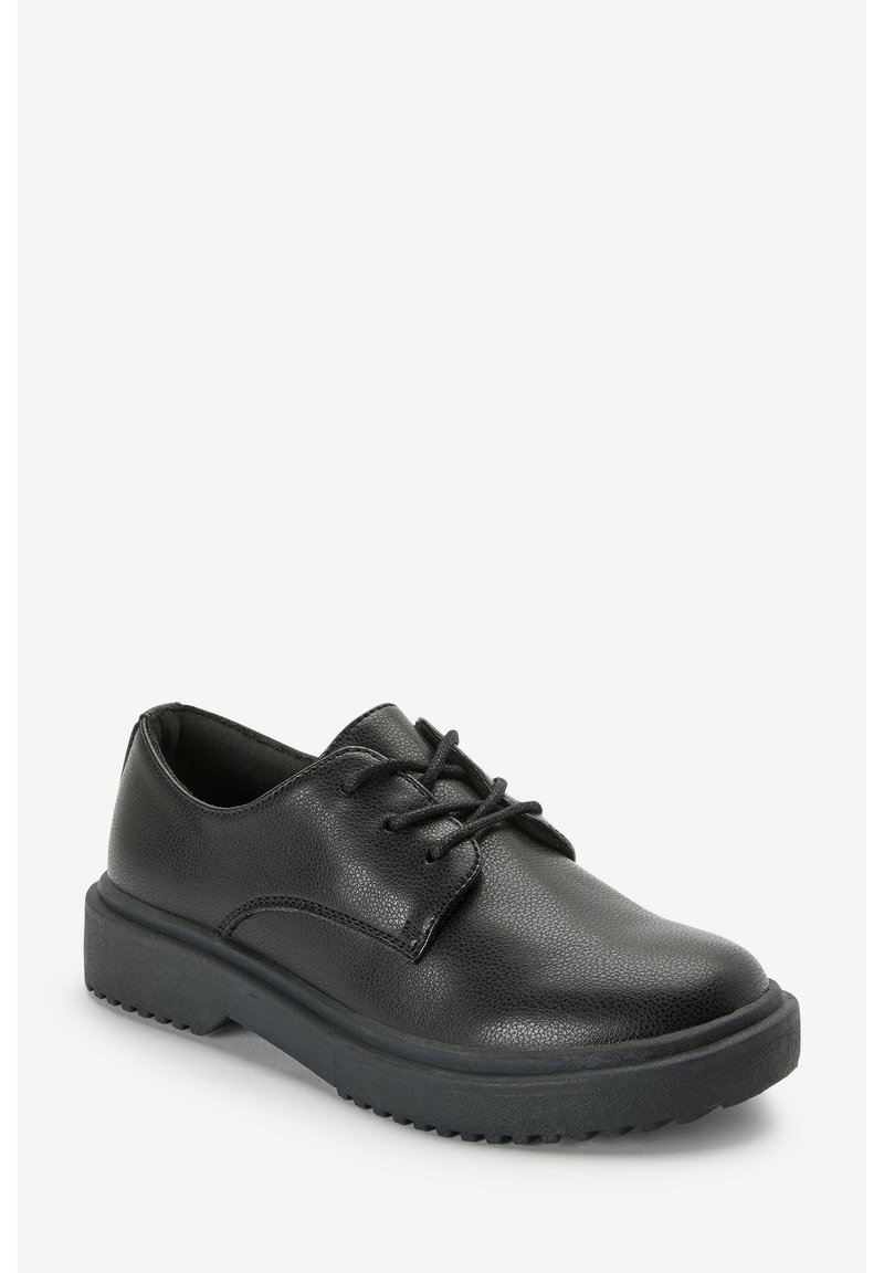 Chaussures noires à lacets en cuir texturé, dotées d'un bout arrondi et d'une semelle en caoutchouc épaisse avec un motif de semelle pour une meilleure adhérence.