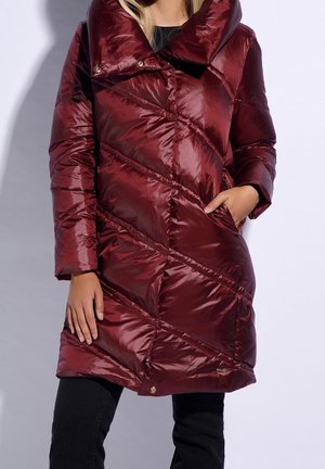 Manteau rembourré bordeaux avec un large col, un design en diagonale de piquage et des poches latérales. Texture brillante et accents en métal doré.
