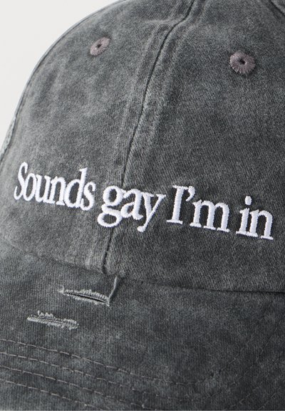 Tamsiai pilka audinio kepuraitė be kraštelio su baltu siuvinėtu užrašu „Sounds gay I'm in“ ant priekinio skydelio.