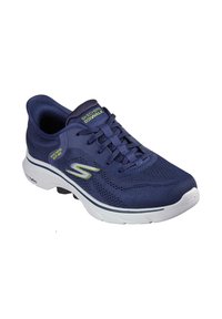 Zapatillas Skechers Go Walk en color navy con parte superior de malla, sistema de cordones y suela blanca. Presentan un diseño curvado y un sutil detalle del logo en el lateral.