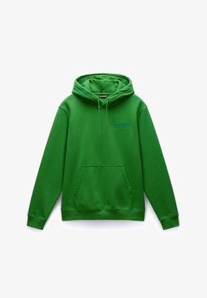 Zelená mikina s kapucí vyrobená z měkké tkaniny. Obsahuje přední kapsu, stahovací šňůrku a vyšitý modrý logo na hrudi.
