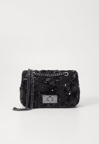 Borsa nera di paillettes con forma rettangolare, dotata di una chiusura in argento e di una doppia tracolla. La superficie testurizzata riflette la luce.