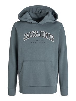 Siva majica s kapuljačom, prednji džep i vezica za kapuljaču. Na prsima istaknut je logotip "JACK&JONES" velikim bijelim slovima iznad natpisa "EST. 90 WORLDWIDE." Mekana tekstura tkanine.