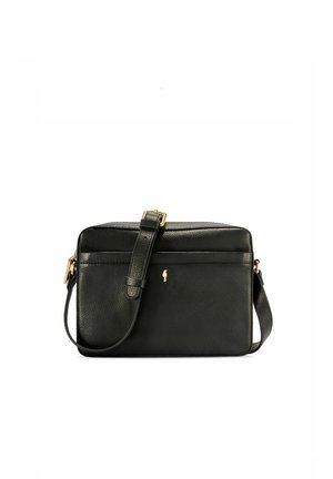 Czarna skórzana torba na ramię z regulowanym paskiem, złotą klamrą i małym złotym logo z przodu na białym tle.