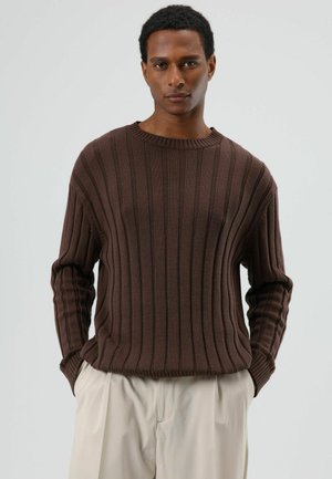 Bruine geribbelde gebreide trui met een ronde halslijn en lange mouwen, met verticale strepen en een losse pasvorm.
