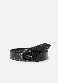 Cinto de couro preto com tachas prateadas, apresentando uma fivela redonda prateada e uma textura suave. Os destaques incluem embelezamentos decorativos espaçados uniformemente.