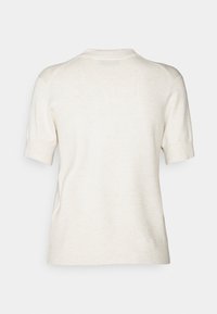 Svetr s krátkým rukávem v světle béžové barvě z pleteniny, s žebrovaným lemem a kulatým výstřihem, zobrazený zezadu na jednobarevném pozadí.