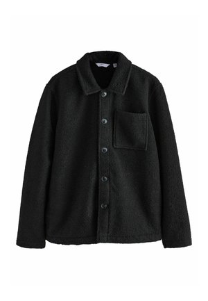 Sort fleece skjortejakke med krave, frontknaplukning og en brystlomme. Blød tekstur og varm fornemmelse. Velegnet til lagdelte outfits.