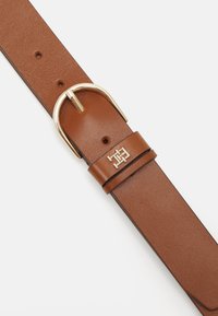 Tommy Hilfiger ESSENTIAL EFFORTLESS - Riem - cognac