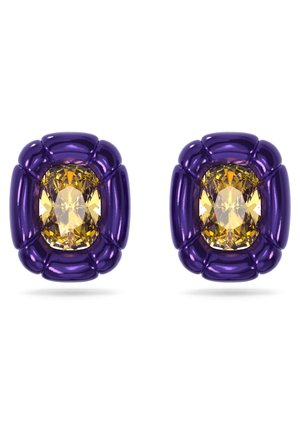 Lila Ohrringe mit einem kissenförmigen, gelben Edelstein, der in einem strukturierten, reflektierenden Metallrahmen gefasst ist und ein markantes geometrisches Design schafft.