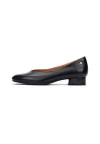 Ballerines en cuir noir avec un bout rond et un petit talon carré. Texture lisse avec un design minimaliste et un détail de quincaillerie subtil.