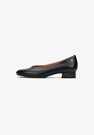 Bailarinas de cuero negro con punta redondeada y un pequeño tacón cuadrado. Textura suave con un diseño minimalista y un sutil detalle de herrajes.