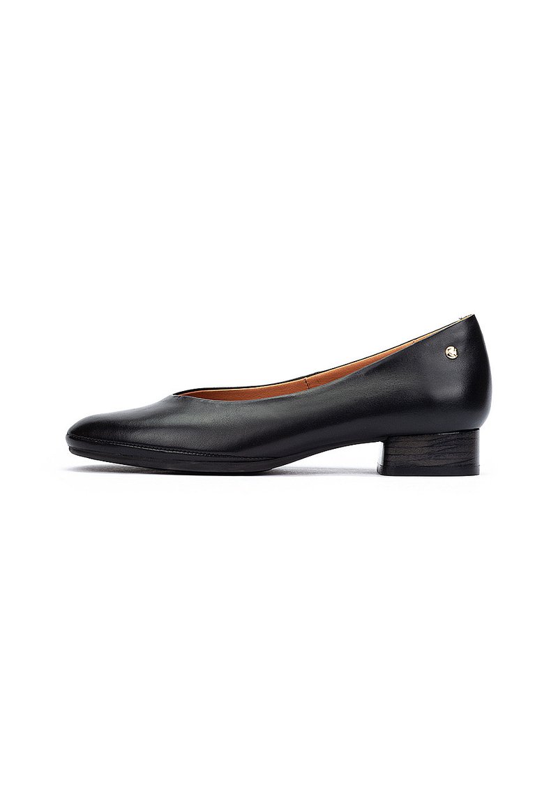 Ballerines en cuir noir avec un bout rond et un petit talon carré. Texture lisse avec un design minimaliste et un détail de quincaillerie subtil.