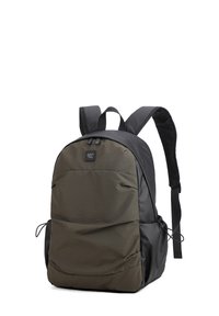 Sac à dos avec une partie supérieure noire et une partie inférieure vert olive. Fabriqué en tissu texturé avec des bretelles réglables et un patch logo sur le devant.