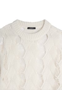 Pull en tricot blanc crème avec un motif ajouré en câble et un col rond côtelé, étiquette de la marque Parfois à l'intérieur du col.
