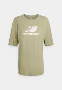 Olivově zelené bavlněné oversized tričko s krátkými rukávy a kulatým výstřihem. Uprostřed se nachází bílé logo "New Balance".