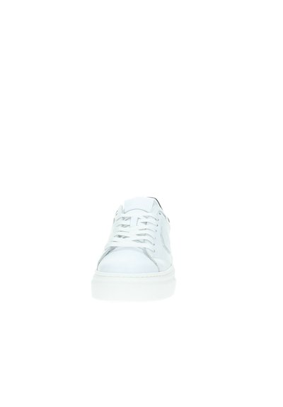 Sneaker bianca a bassa punta realizzata in pelle liscia con allacciatura frontale, punta arrotondata e suola in gomma bianca. Dettagli laterali sottili.