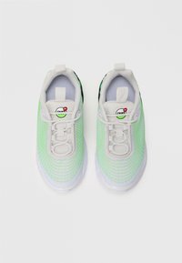 Ténis em rede verdes e brancos com um upper texturizado, atacadores redondos e um logótipo circular na lingueta. Design leve com uma sola lisa.