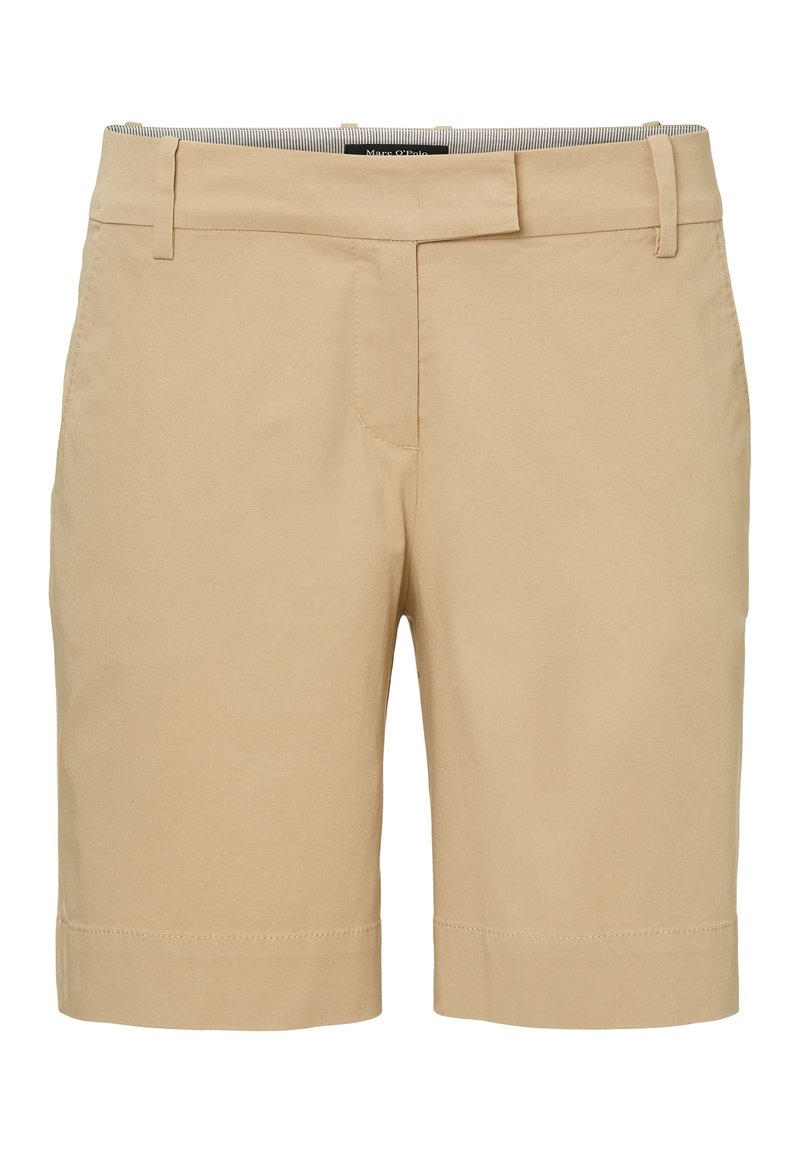 Shorts in cotone beige con fronte piatto, passanti per cintura e risvolti. Presentano una tasca laterale unica e dettagli di cucitura sottili.