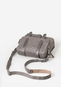 Borsa in pelle grigia con finitura testurizzata, dotata di due manici piatti e di una tracolla regolabile. I dettagli includono cuciture e accenti in metallo.
