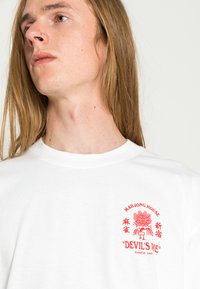 Edwin DEVILS PIE UNISEX - Camiseta estampada - white