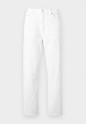 Hvide jeans i straight-leg denim med forlommer, bæltestropper og knaplukning, vist på ensfarvet hvid baggrund.