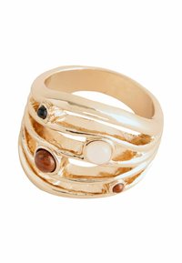 Guldsmedet ring med en struktureret, bølget design, der indeholder tre indlagte sten: sort, hvid og brun. Cirkulær form med åbne rum.