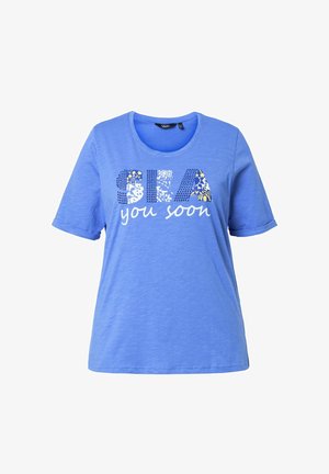 Niebieski t-shirt z krótkim rękawem i okrągłym dekoltem, z napisem „SEA” w wzorzystych literach oraz „you soon” poniżej, napisanym białą kursywą.