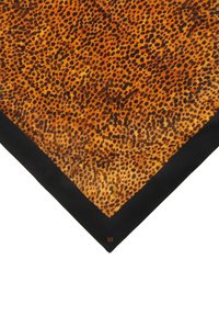 Silketørklæde med leopardmønster, der har et orange og brunt design med en sort kant, afsluttet med et lille logo i hjørnet.