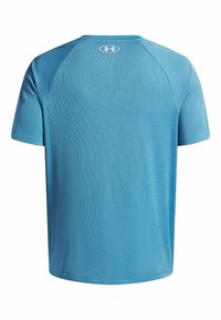 Camiseta deportiva de color azul claro con mangas cortas, textura suave, cuello redondo y logo de Under Armour en la parte posterior.