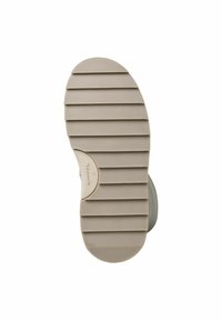 Suela de zapato de goma de color gris claro, con ranuras horizontales para tracción, punta redondeada y un pequeño logo de la marca embellecido en el costado.