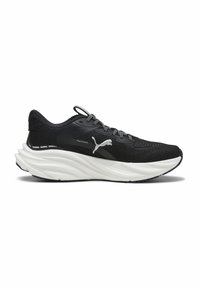Scarpa atletica nera con tomaia in mesh, suola bianca arrotondata, tessuto testurizzato e lacci grigi con un logo sul lato.