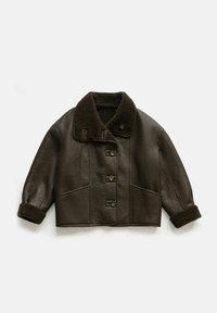 Bruine leren kort jacket met een fuzzy donkergroen kraag, vier knopen, grote voorzakken en fleece boorden. Glad textuur met een matte afwerking.