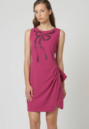 Vestido sin mangas fucsia con escote redondo, adornado con lentejuelas negras que forman un diseño de lazo, con un detalle de nudo lateral para el drapeado.