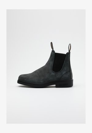 Tummanharmaa nahkainen Chelsea-boot, jossa on joustavat sivupaneelit, pyöristetty kärki ja kantapään vetoketju. Kumipohja tarjoamaan pitoa ja kestävyyttä.