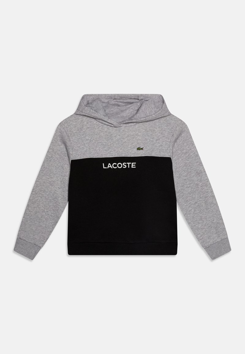 Grauer und schwarzer Hoodie mit Kängurutasche, mit einem großen weißen "LACOSTE"-Logo und einem grünen Krokodil-Emblem auf der Brust.