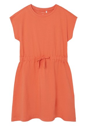Korallfarbenes Kurzarmkleid mit rundem Ausschnitt und verstellbarem Taillengürtel, aus weichem, dehnbarem Stoff.