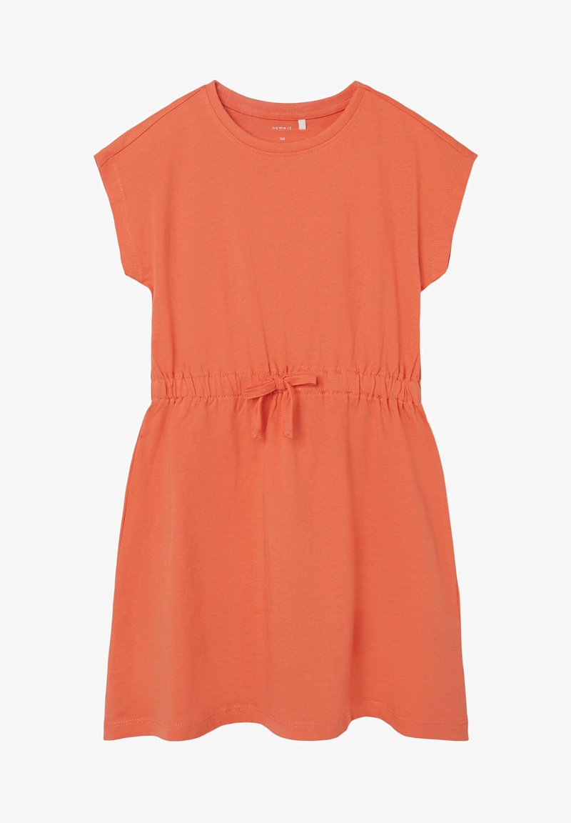 Robe corail à manches courtes avec encolure ronde et ceinture réglable à la taille, confectionnée dans un tissu doux et extensible.