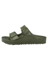Claquettes couleur vert olive en matériau synthétique texturé, dotées de deux boucles réglables et d'une semelle crantée pour une meilleure adhérence.