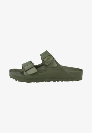 Sandale cu talpă plată de culoare verde măslinie, realizate din material sintetic texturat, cu două catarame reglabile și o talpă cu profil pentru aderență.