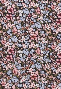 Svart tyg med ett tät blommönster som har rosa, ljusblå och vita blommor, blandat med gröna blad.