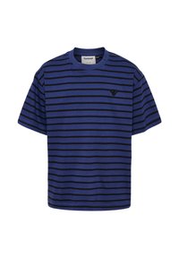 Blå och svart randig t-shirt med korta ärmar, rund halsringning och en liten svart logotyp på bröstet. Mjukt tyg med rak passform.