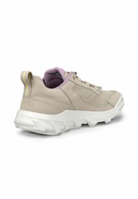 Sneaker color beige chiaro con tessuti in rete e lisci, suola chunky bianca, rivestimento interno viola e dettagli riflettenti gialli sul tallone.