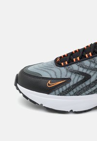 Nike Sportswear NIKE AIR MAX TW NN - Tenisice - black/total orange/smoke grey/white