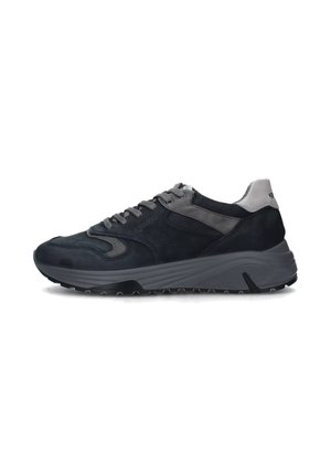 Scarpe sportive in camoscio e rete navy e grigio, con una tomaia testurizzata, collo imbottito e suola in gomma con motivi di trazione.