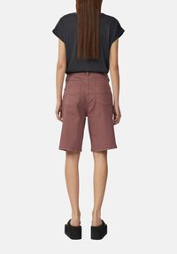 Hoge taille, knielange shorts in poederroze, gemaakt van gestructureerd katoen, met achterzakken en een gladde tailleband.